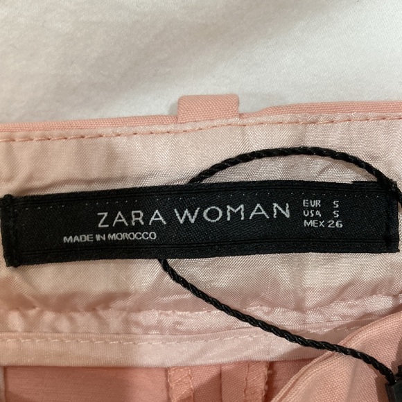 Soft pink Zara pant with slit at ankle. Zipper on left side of waste. - Picture 3 of 5